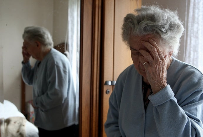 Болезнь Альцгеймера на ранних стадиях приводит к потере кратковременной памяти