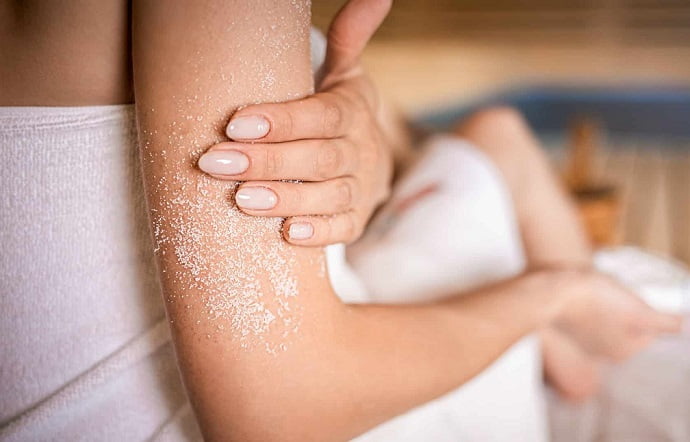 Помочь регенерации кожи помогут теплая ванна и скраб