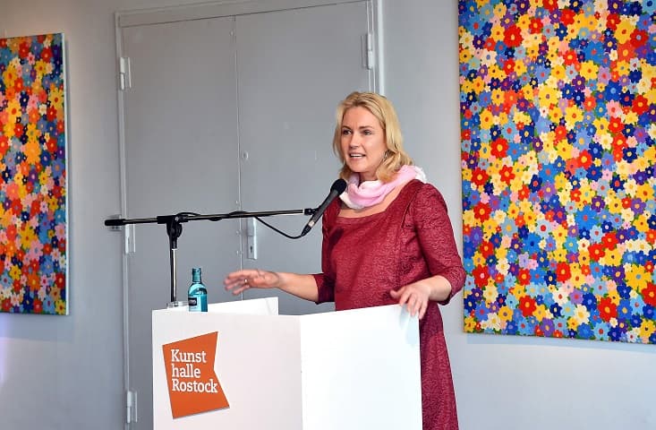 Manuela Schwesig stressed that the opening of the Russian artist's exhibition is an important sign