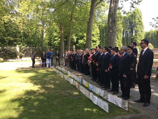 Минута молчания у братской могилы