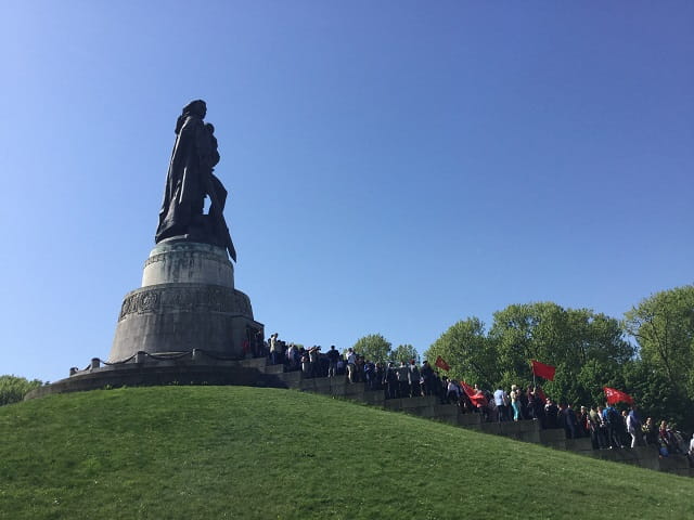 Laying flowers at the Memorial to Soviet soldiers in Treptow Park