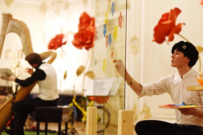 Alex Doll created a "summer" mood on stage