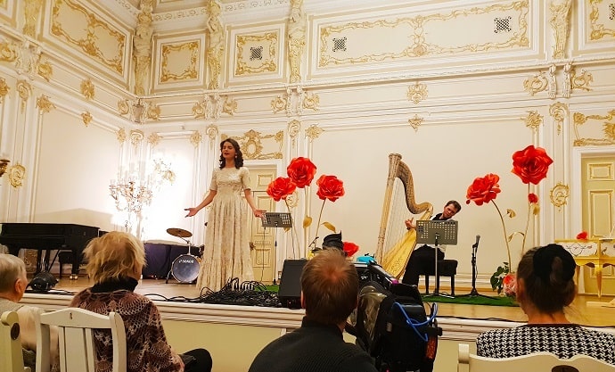 Vikulina Anna sang "flower" songs