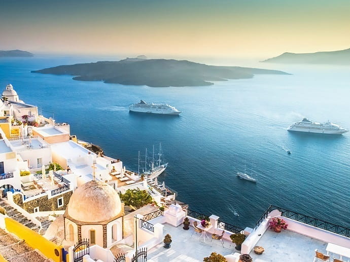Santorini municipality limited the number of cruise tourists to 8,000 per day